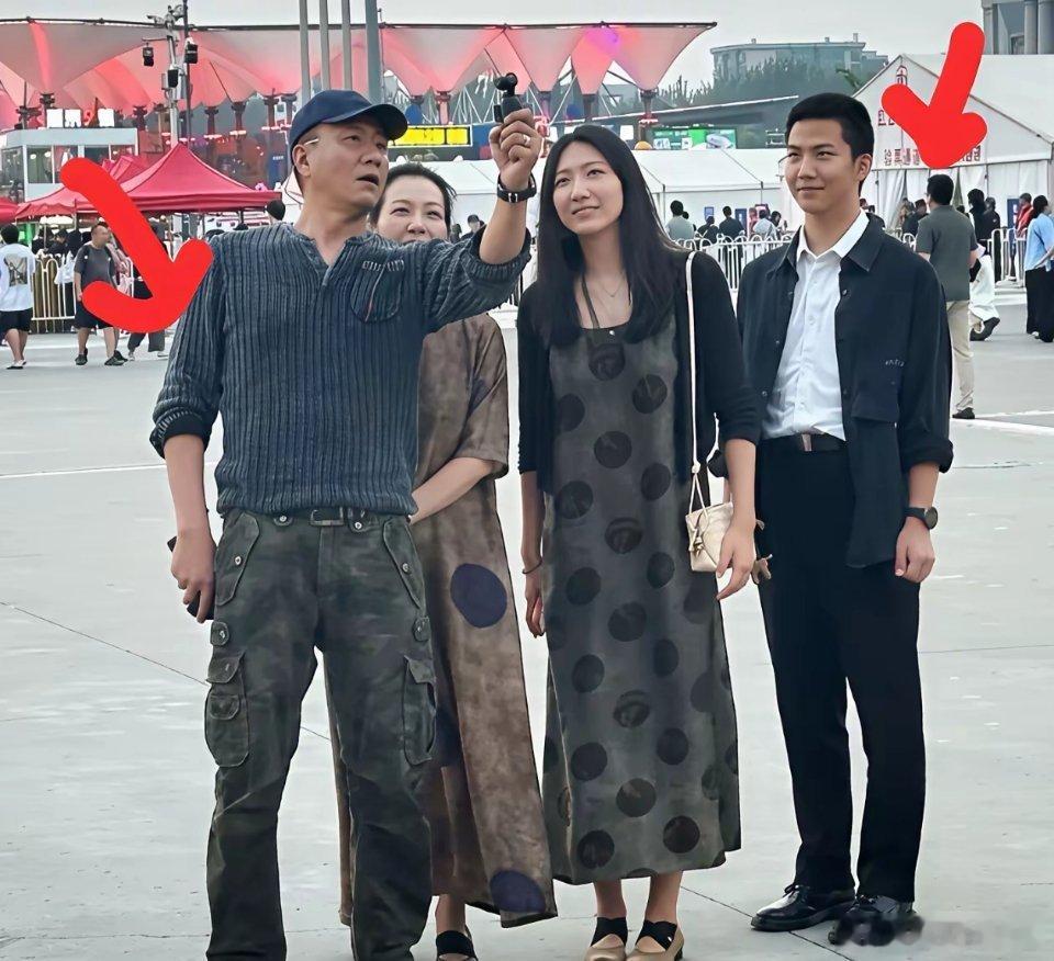 胡军一家四口合照，儿子康康怎么穿得像老干部，胡军倒是穿得挺时尚，是不是爷俩把衣服