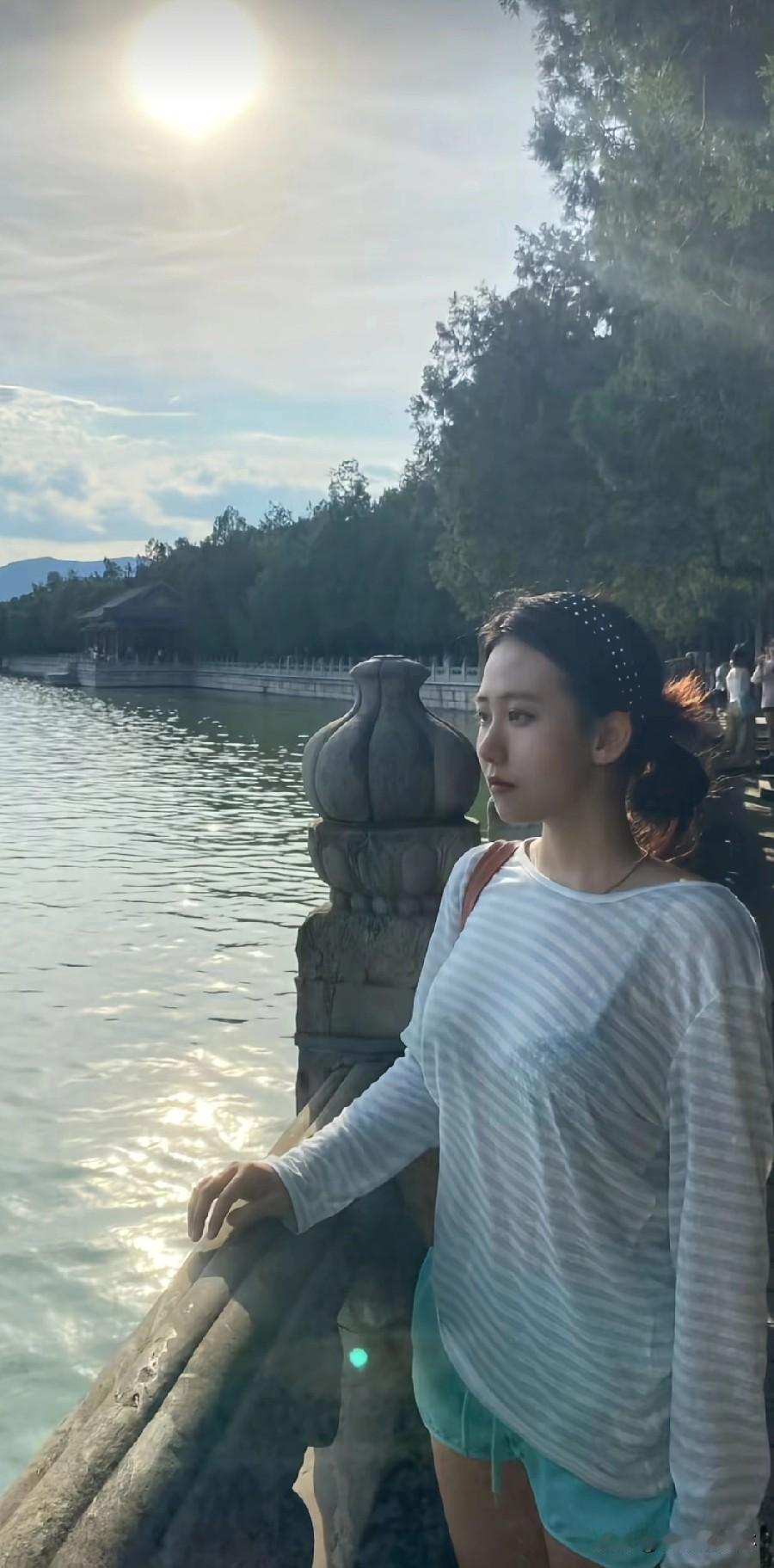 夕阳下的湖畔漫步，静享美好时光