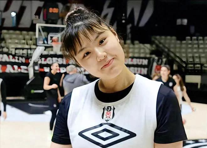 中国女篮要改革应遵从以下几点:①教练要选年轻力胜的，接受能力强，临场指挥应变能