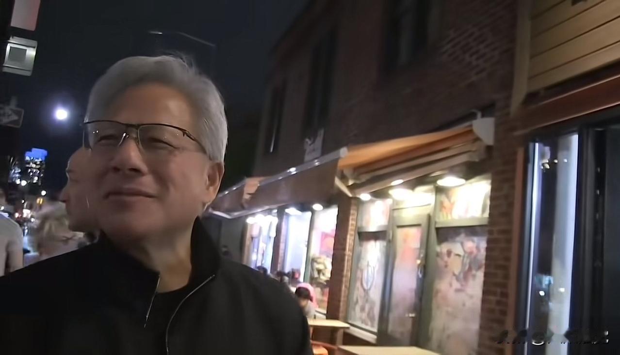 在餐厅门口，英伟达老板黄仁勋说：我15岁开始在24小时营业的Denny's餐厅做
