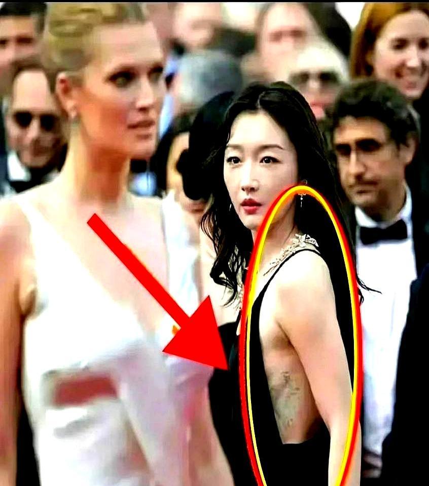 她背上的肌肉线条，让所有修图师都失业了。圣塞巴斯蒂安电影节红毯上，外媒镜头直接