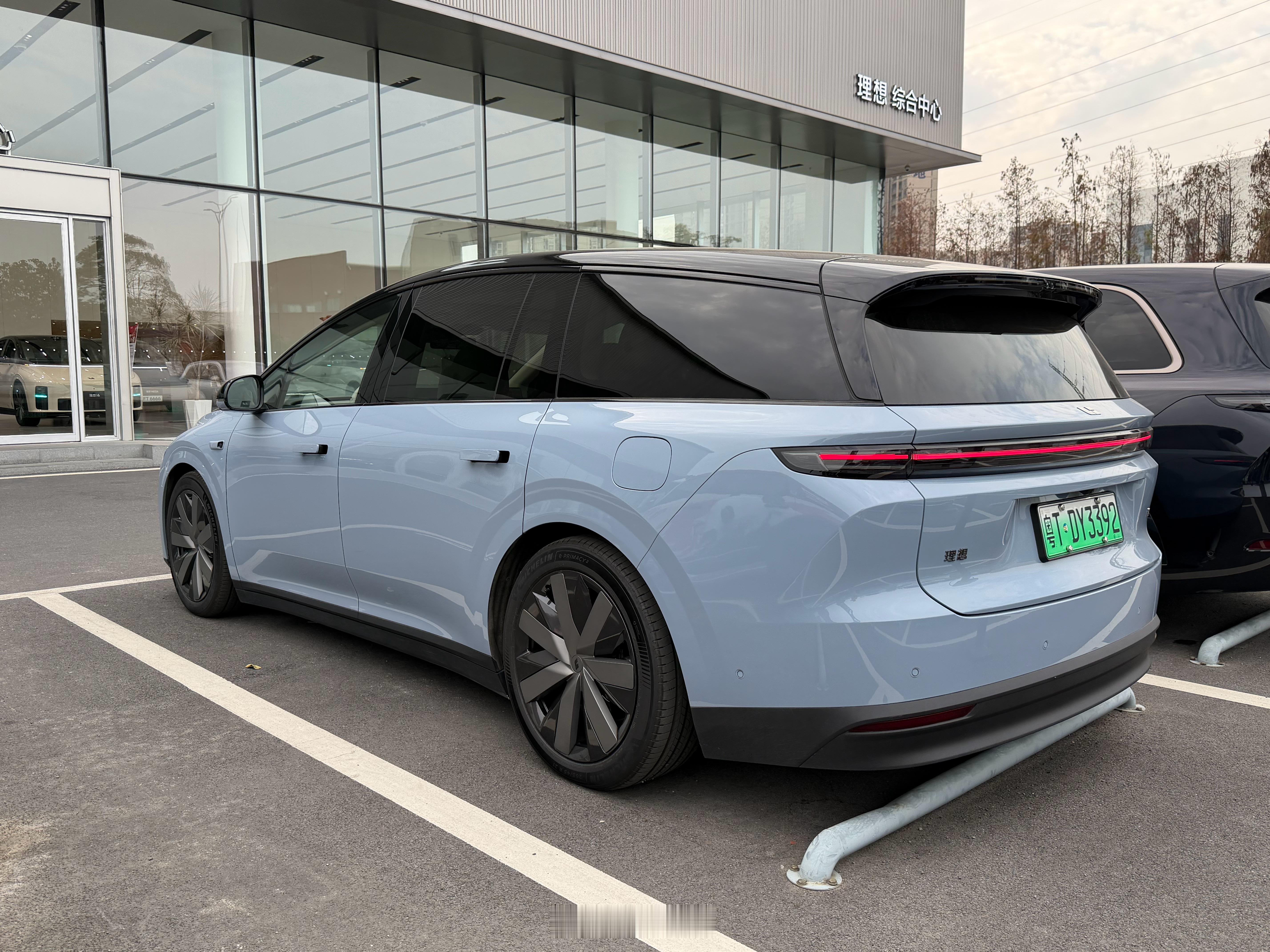 i8和i6，后45角度看，你喜欢哪个？我选i8，线条看起来更加舒服。理想i8