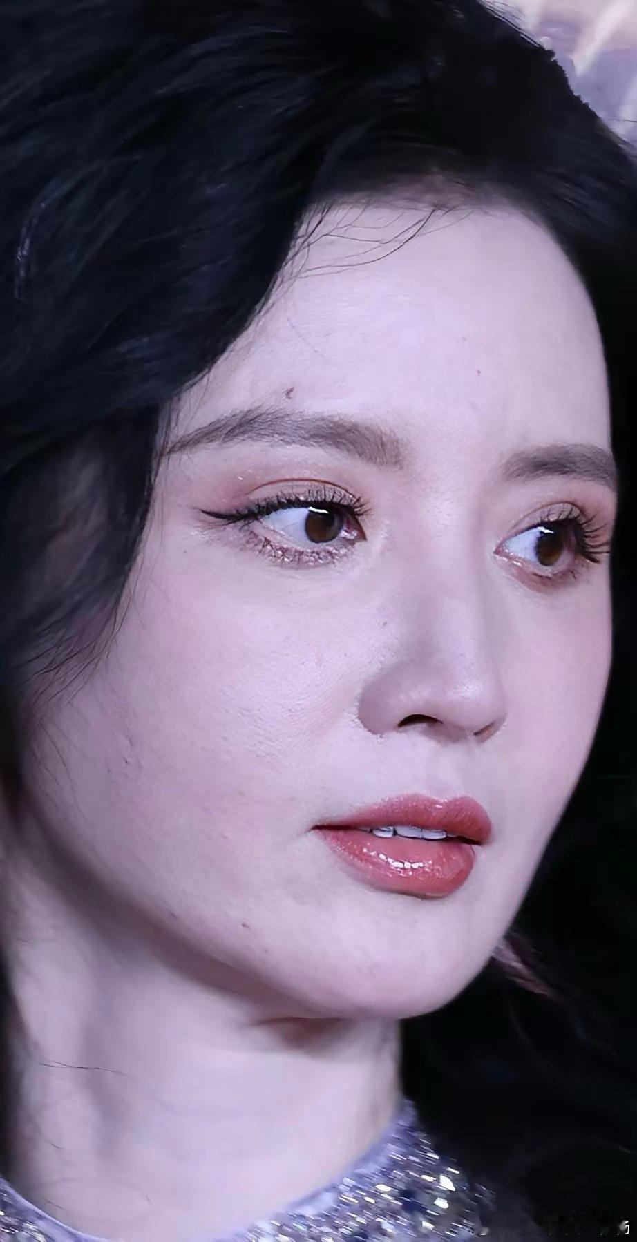 张萌50多岁了，怼脸拍，看着皮肤状态也很好。​​​