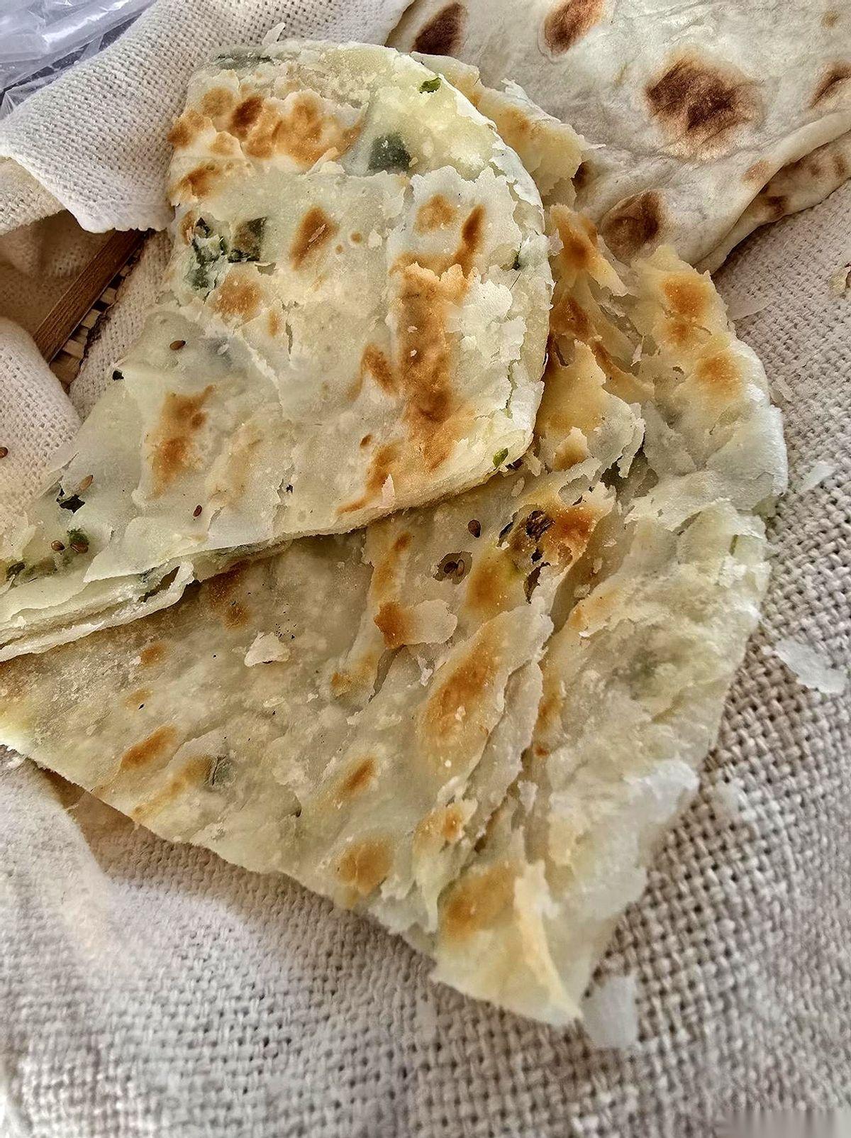 半年没让她碰过面缸。今天随口让她烙个葱油饼，结果盘子一端上桌，我正准备点外卖的手