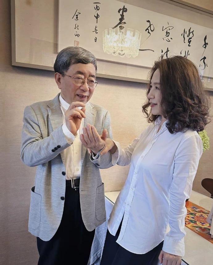 余秋雨和马兰近照！这对夫妻这些年一直感情挺好，哪怕没有孩子余秋雨在文学圈无人