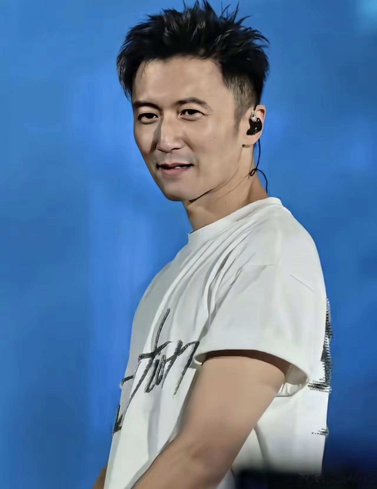 现在看来，谢霆锋和王菲的爱情，其实也没有那么甜蜜因为，如果他们确实很在乎彼此，那