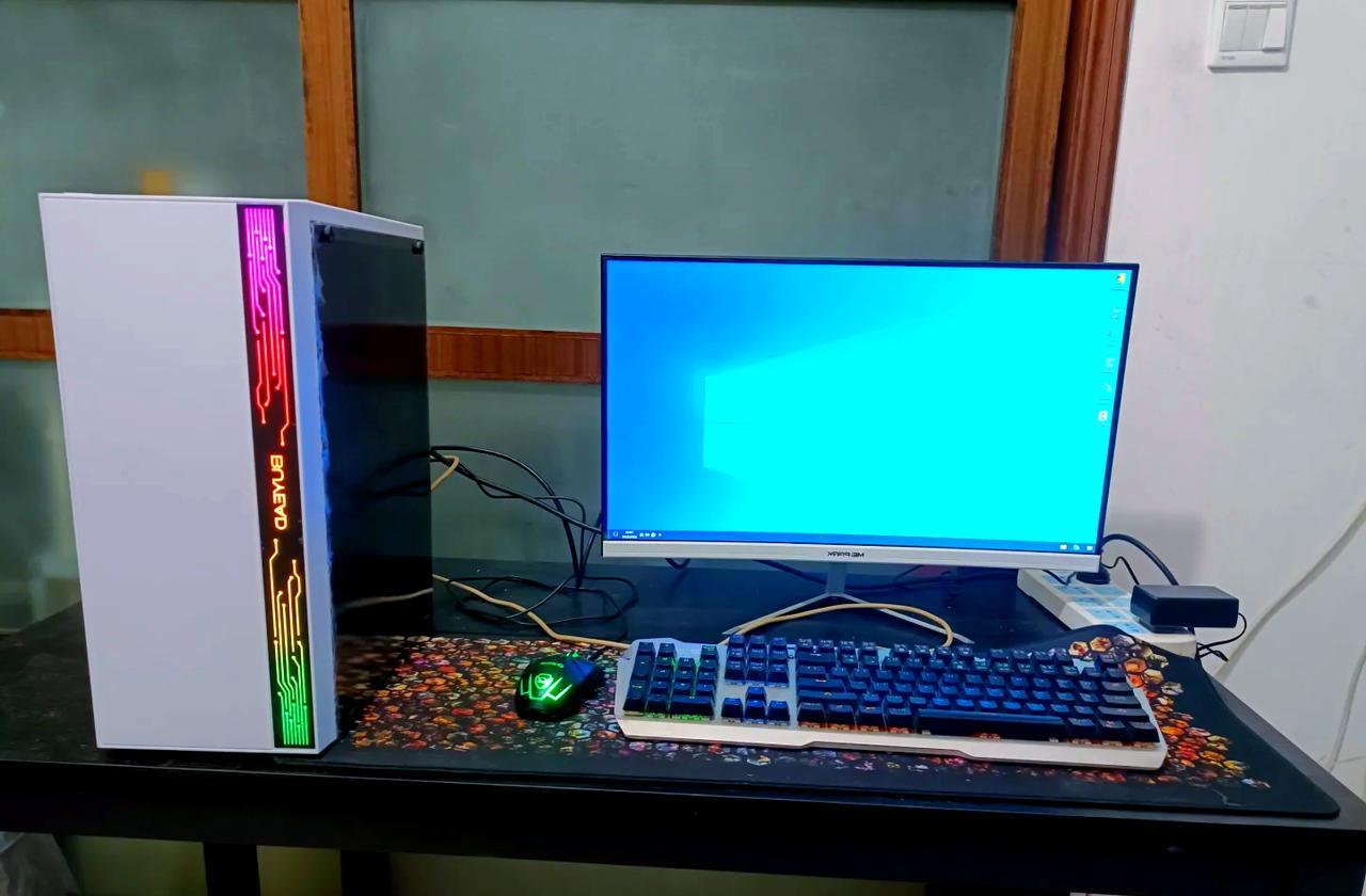 十几年前智能手机还没普及的时候，玩游戏追剧都要用电脑。当时的新电脑用3-5年就会