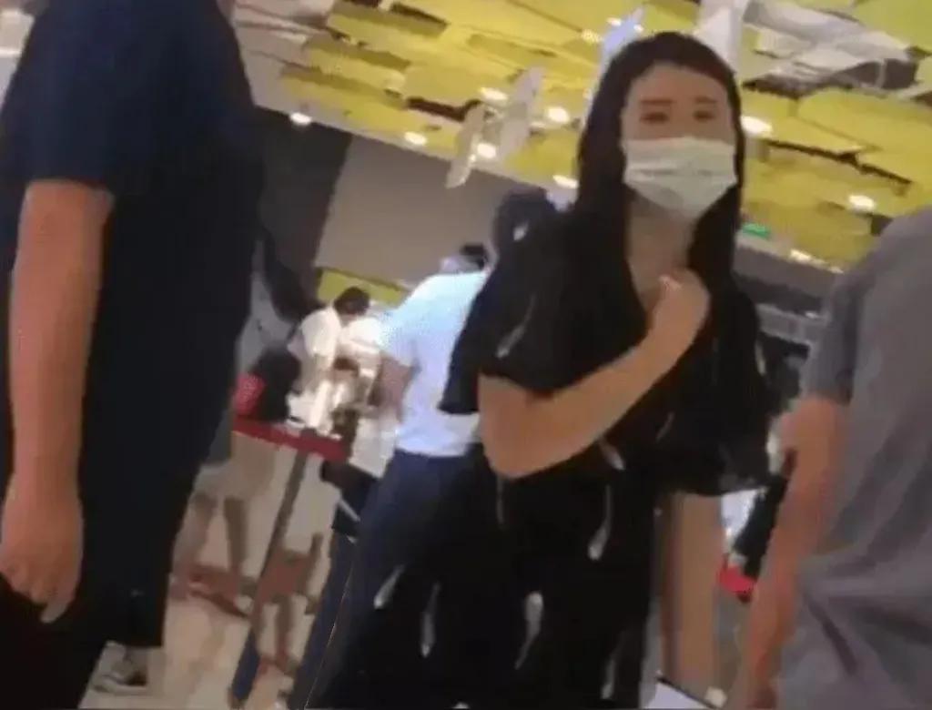 2025年9月23日，天津女高管崔丽丽身着两年前遭老板性侵时的衣服出庭，向公司索