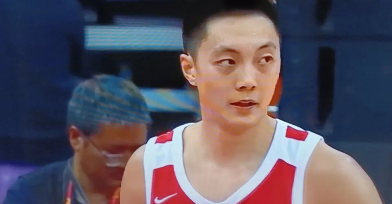 下午中国男篮亚洲杯第二场遇见印度男篮，完全可以预见:胡明轩将被大幅度削减上场时间