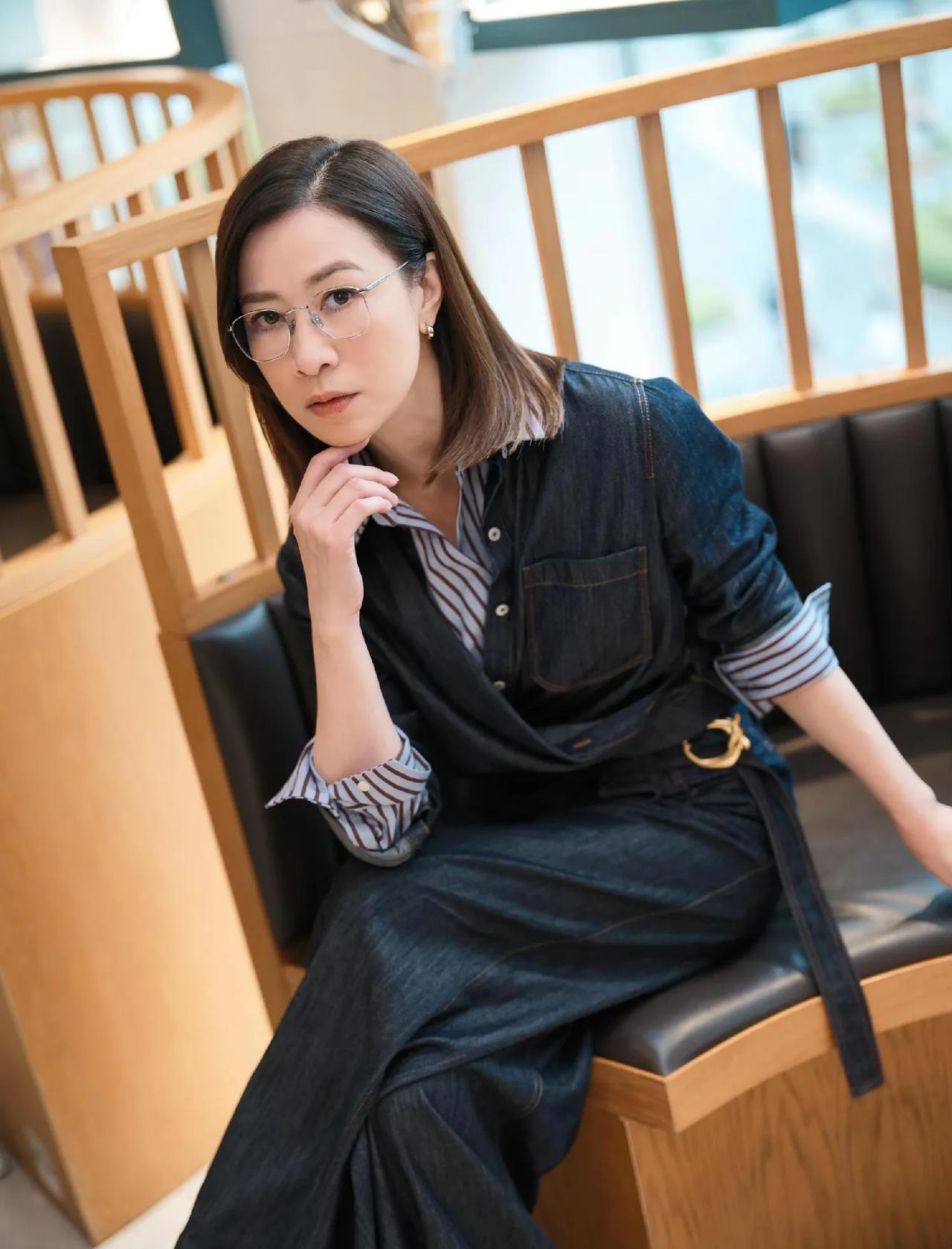 被佘诗曼的穿搭狠狠种草！牛仔+阔腿裤，知性又时髦佘诗曼穿搭牛仔穿搭