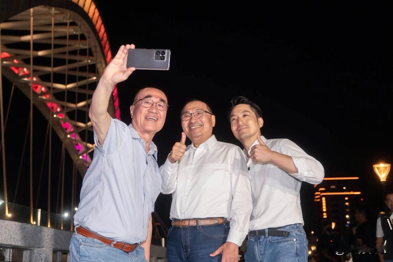 台北市长蒋万安今（22日）在脸书发文表示，昨晚我和侯友宜市长、李四川一起见证川端