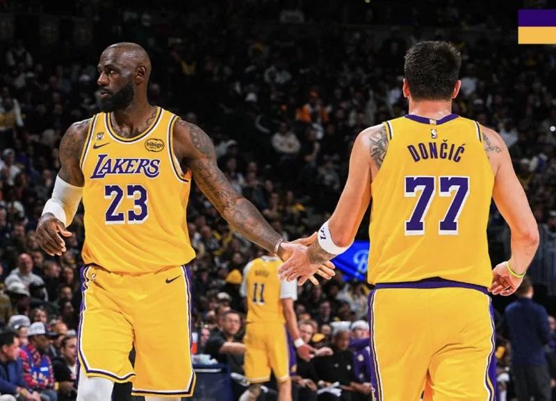 詹姆斯因右髋挫伤&左脚关节炎，缺席今日对阵森林狼的比赛。湖人区的球迷，居然乐开