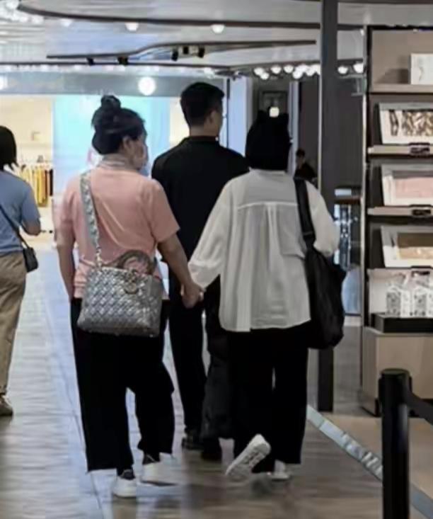 近日，小S在香港给84岁婆婆庆生，真是个孝顺的儿媳妇！大S妈黄春梅穿着一身名牌