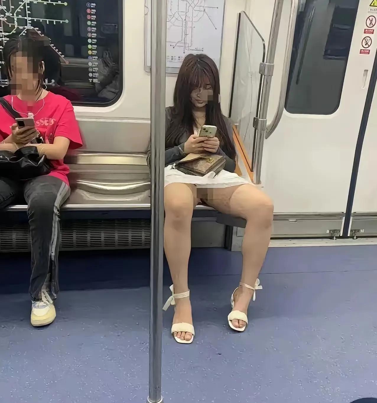 今天在网上看到这样一个图片，这是在地铁上，一个女子穿着一条白裙子，两腿叉开，看上