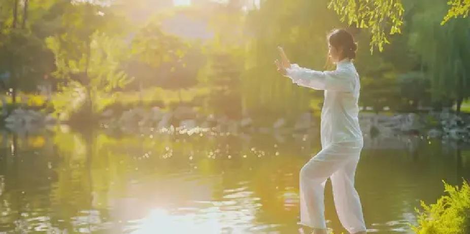 练太极拳，可不是光靠胳膊腿比划！高手们都知道，丹田和脚底才是关键。丹田是就是你身