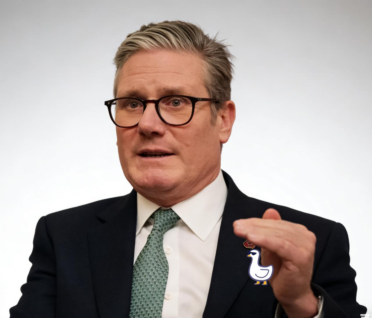 面不改色斯塔默的外交风格看似温吞，实则锋芒暗藏、立场鲜明。面对媒体关于“