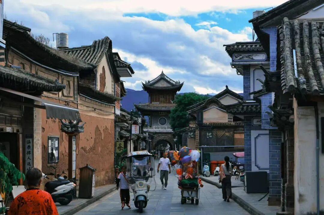 供给过剩藏不住，不装了！2026年7月12日12时15分，北京，《中国新闻周刊