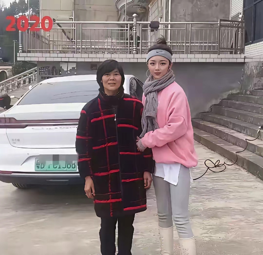 六年换奔驰，这个女儿厉害了