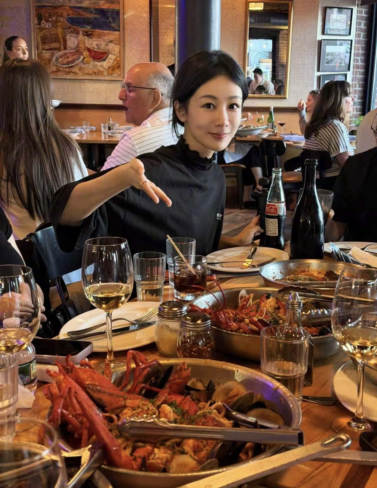 杨紫晒近照，吃海鲜喝饮料，安静的坐在那里，品尝精致小蛋糕的样子。杨紫一直在努