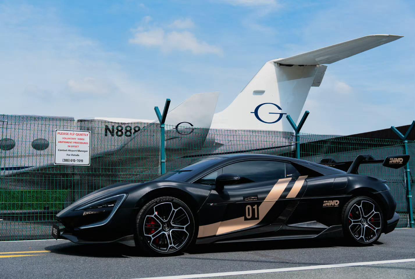 在停机坪旁边，拍到了U9和飞机的同框。同频的，不只是速度，还有每一次向更远处出发