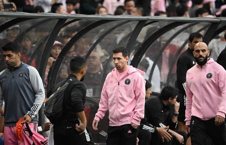 C罗最大的荣誉是和贝利、老马并称三大球王。而梅西最大的荣誉是被拿来和C罗相提并论