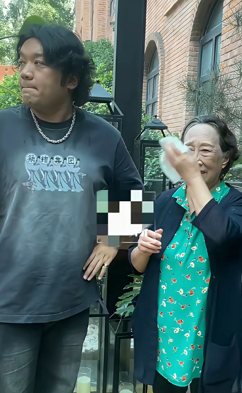 家有儿女》的小雨怎么变成这样了​家有儿女的小雨尤浩然暑假期间来看姥姥。28岁的小