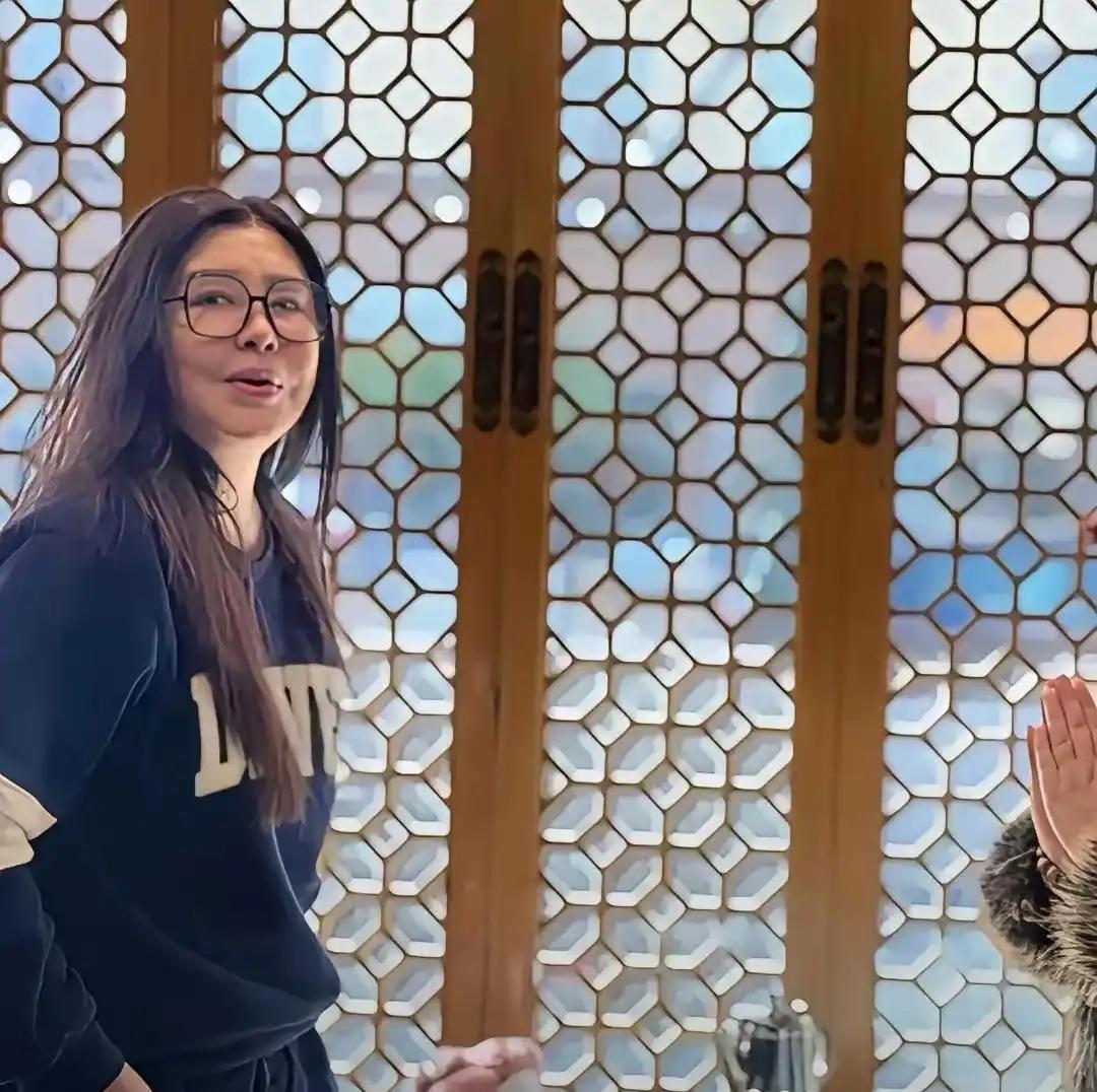 久未露面的王祖贤，58岁路透曝光后让人感慨时光。照片中她身形圆润，眉眼间少了当年