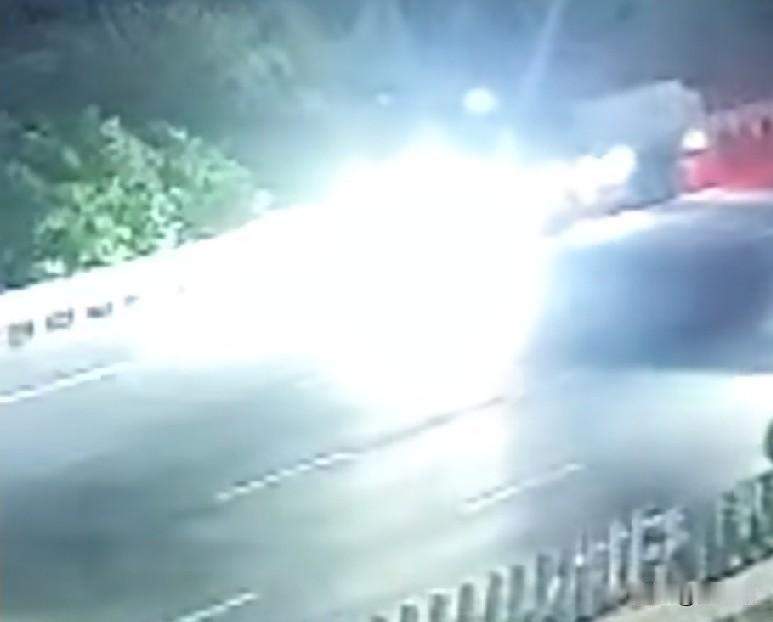 近日，在往上海的高速上，一货车司机深夜报警求助:“我心口痛！”“你在哪个位置？