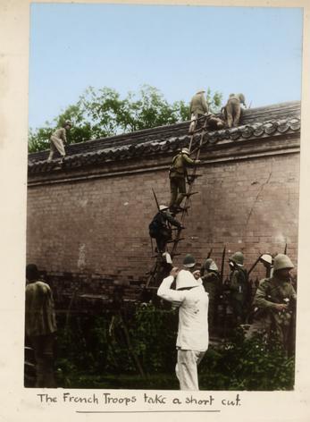 这张照片是1900年八国联军侵华期间，由法国士兵拍摄的真实场景，照片下方的英文标
