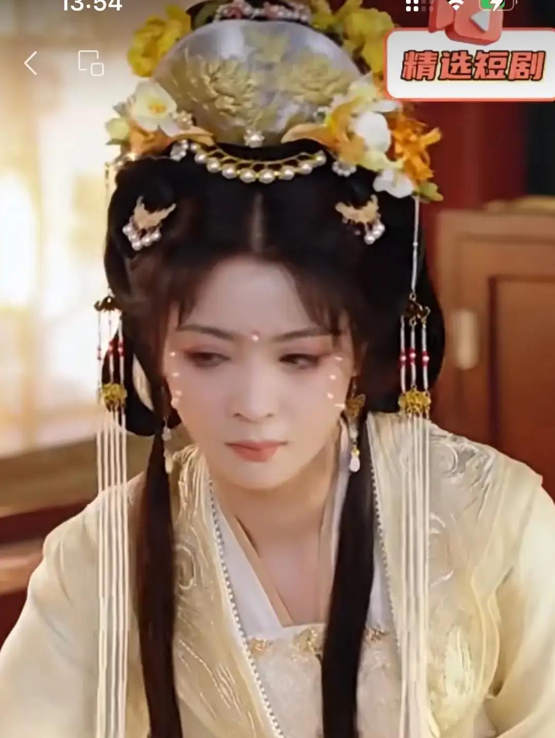 刘亦菲版小龙女，17年零差评她只插一根木簪，观众记到今天。剧组穷得只剩白纱