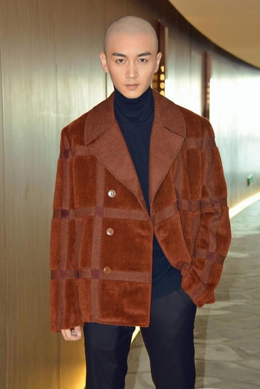 陈晓近期多次出现在公众视野中，但其瘦削的形象引起广泛关注和猜测。有粉丝注意到他在