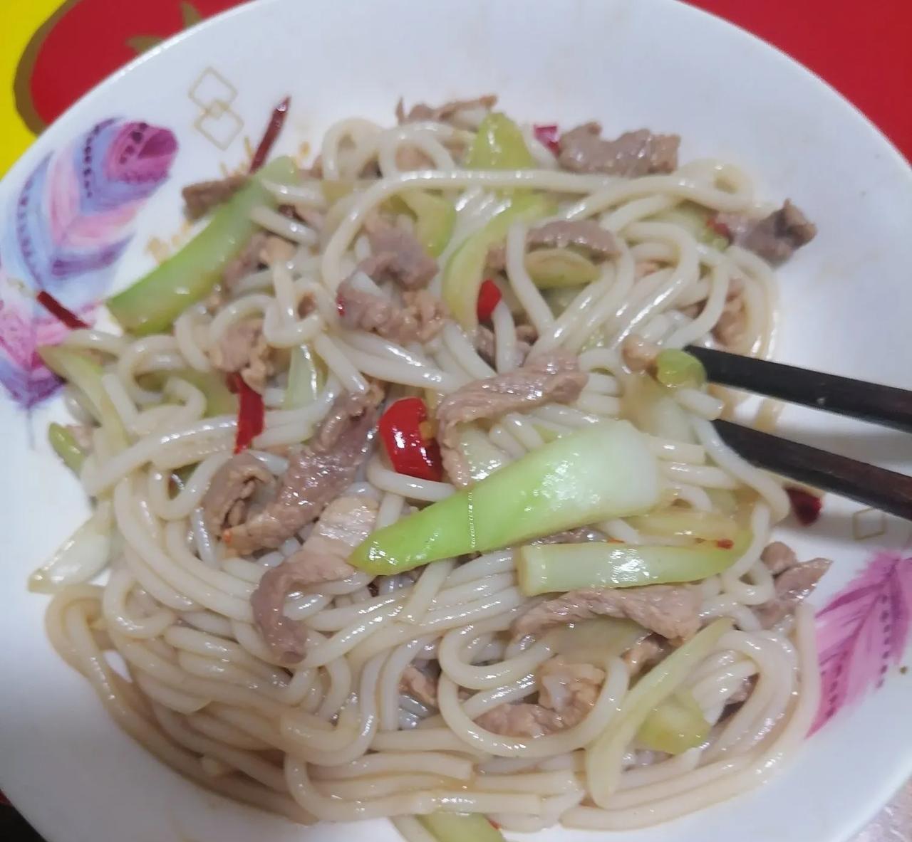 这早餐再配上一个荷包蛋，再加一杯奶就圆满了[吐舌头眯眼睛笑]