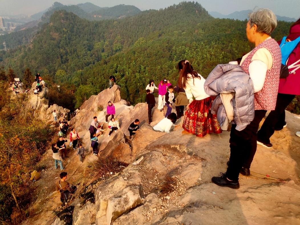 《刀锋之上，烟火人间：龙洲湾刀片岩的徒步热望》周末的重庆巴南区龙洲湾山后，