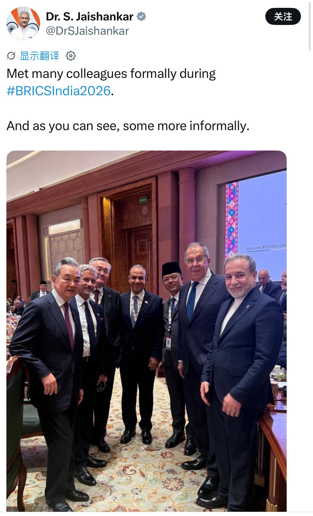 印度外长苏杰生发了一张金砖国家外长的合照。仔细一看，果然这位在中国待过几年的外