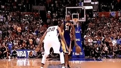 科比的球风，真就一句话：大道至简。他玩“拜佛”，就一个肩膀下沉，眼神往左边那