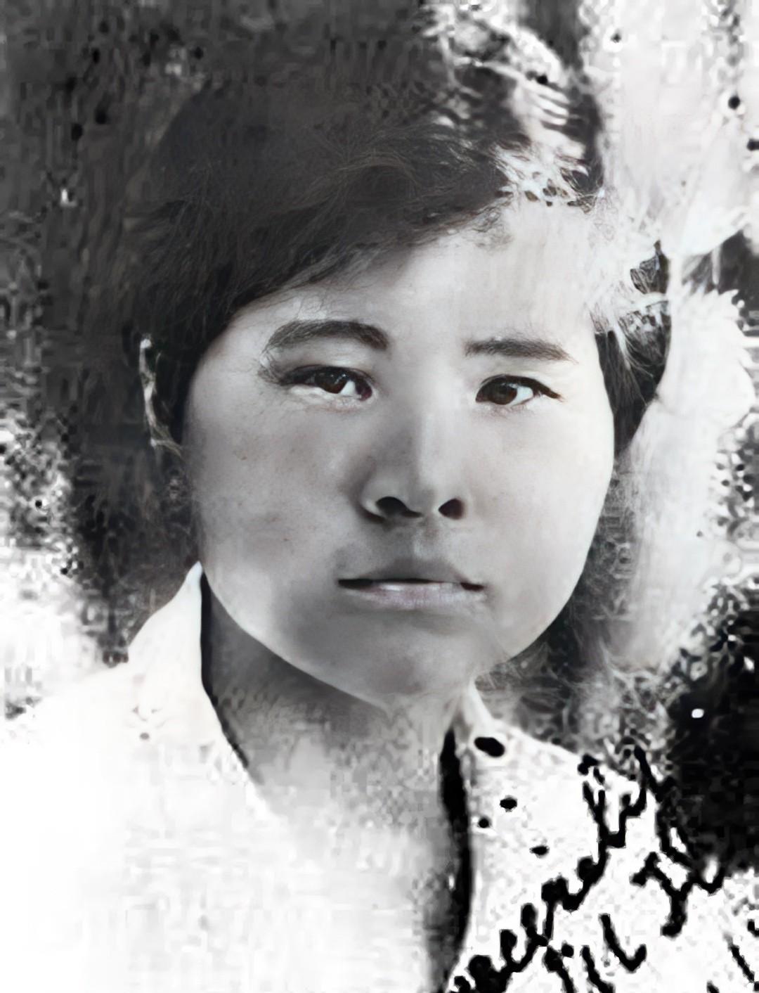 1940年，双枪李林被日军围攻，不得已退到庙里。等日兵破门而入时，她假装昏倒。突