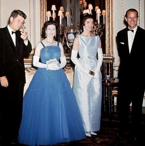 【来自投稿】1961年6月5日，英国伊丽莎白二世女王和菲利普亲王在白金汉宫主持晚
