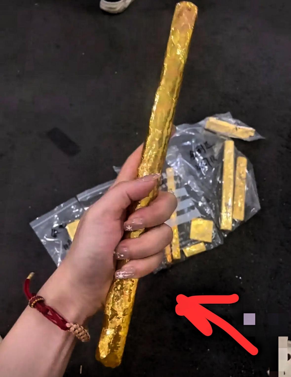 黄金不是普通人玩的，我表姐去年靠买黄金挣了9万，因为尝到了甜头，今年开盘后直