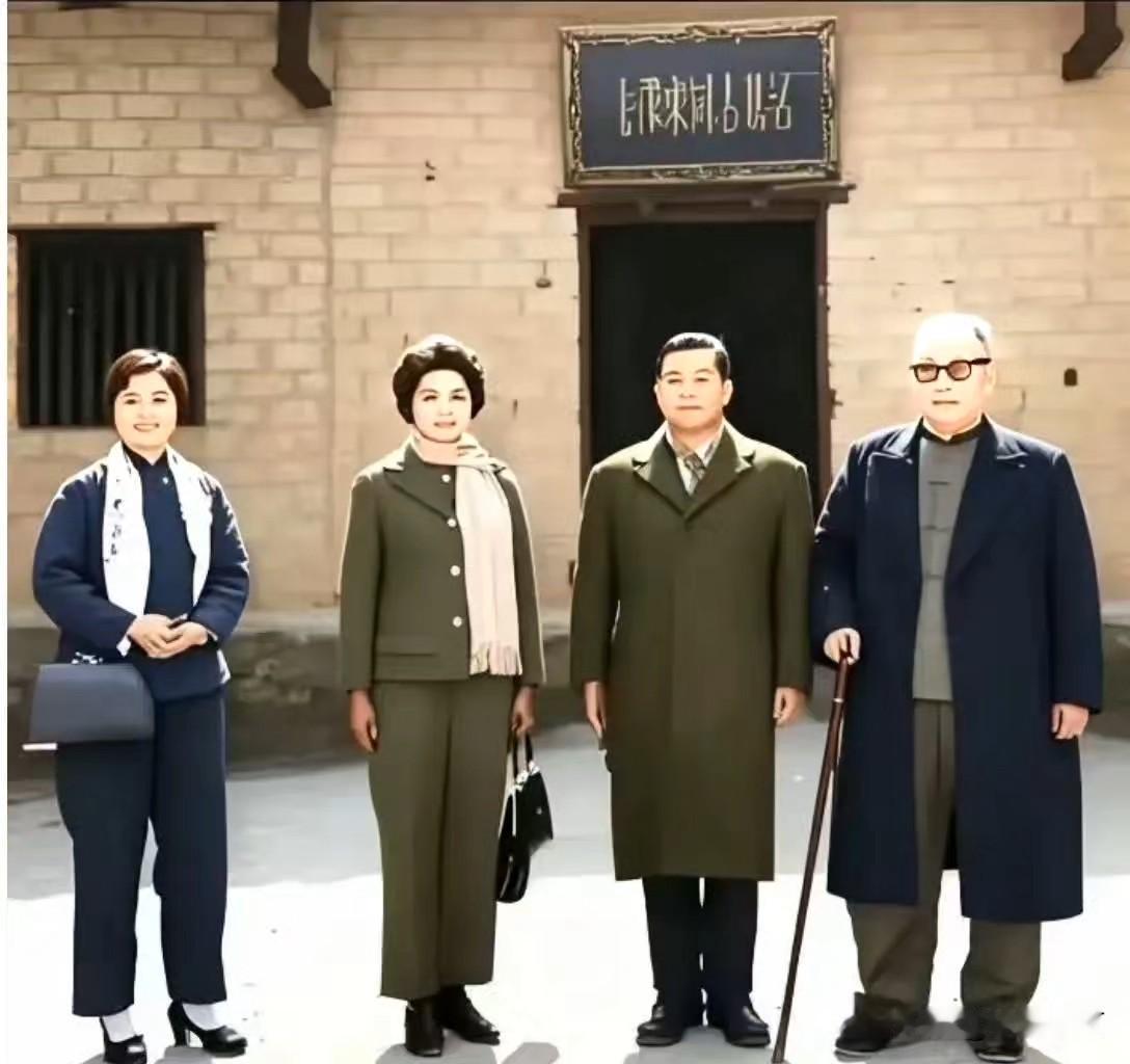 🍁1963年，冬末春初，寒意尚未散尽，韶山毛主席旧居门前，拄着手杖的陈毅元帅携