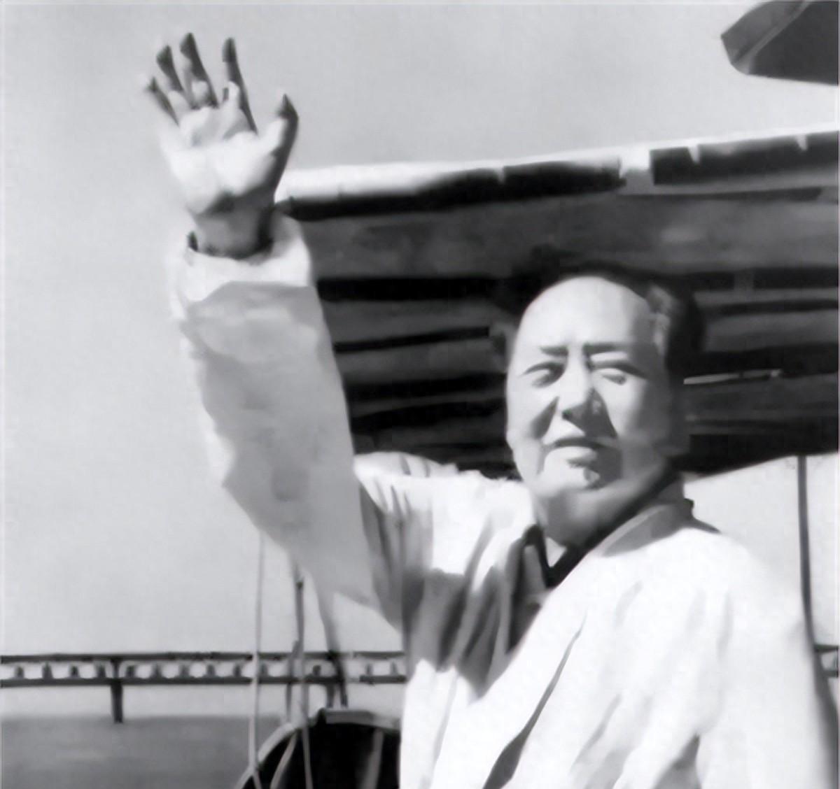 毛泽东在81岁高龄最后一次游泳时，上岸后久久沉默，留下的一句话至今让人感到心酸