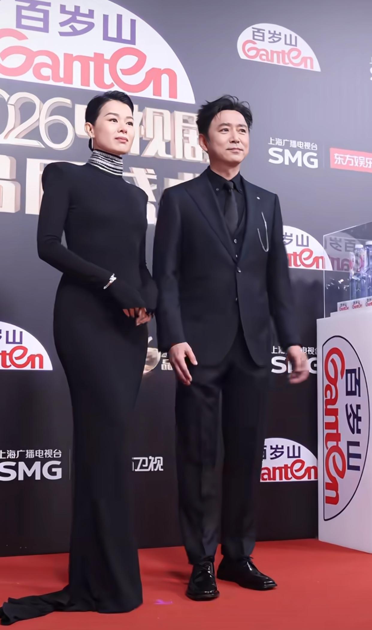 胡杏儿最近的红毯造型，真是让人有点看不懂了。上一秒还是惊艳全场的红色鱼尾裙，曲