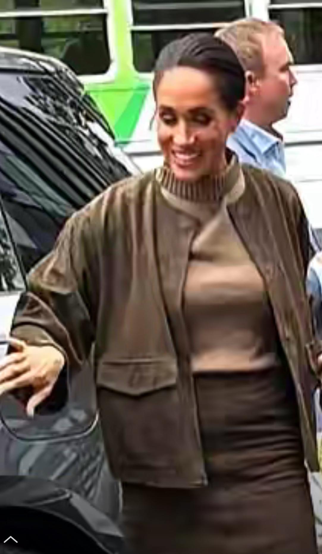 梅根在澳洲继续宣扬“受害者”概念[笑着哭]她肆意扬言：她能在聚光灯下屏蔽“杂音”