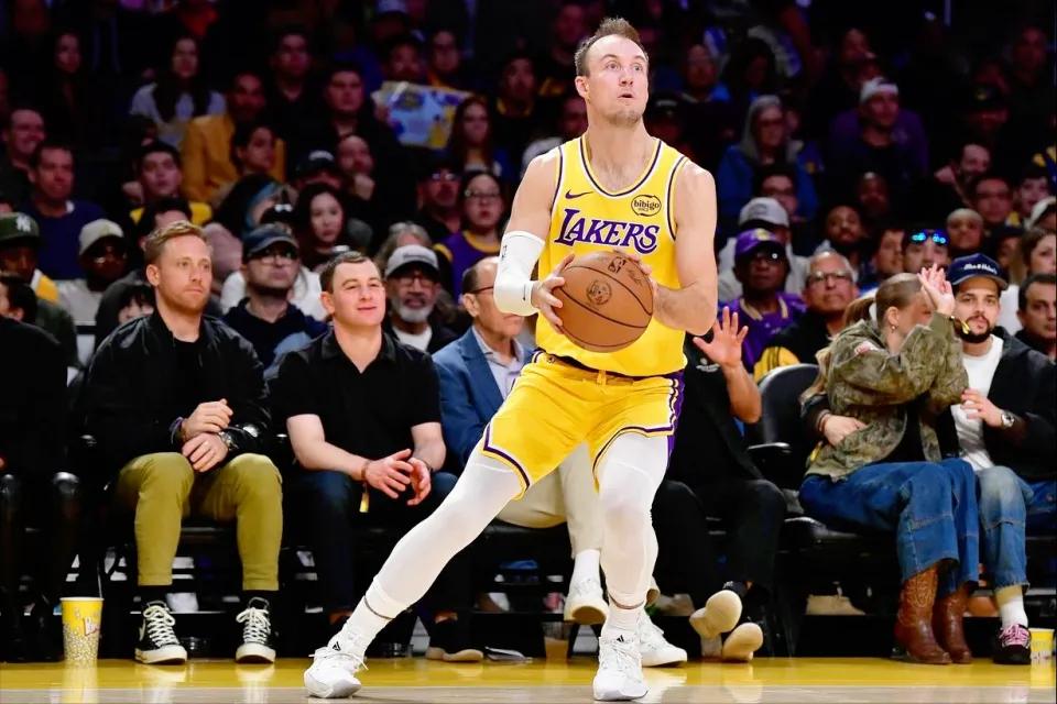 投的再准，不敢出手有啥用！ 肯纳德本赛季的三分命中率高达49.7%，全联盟第