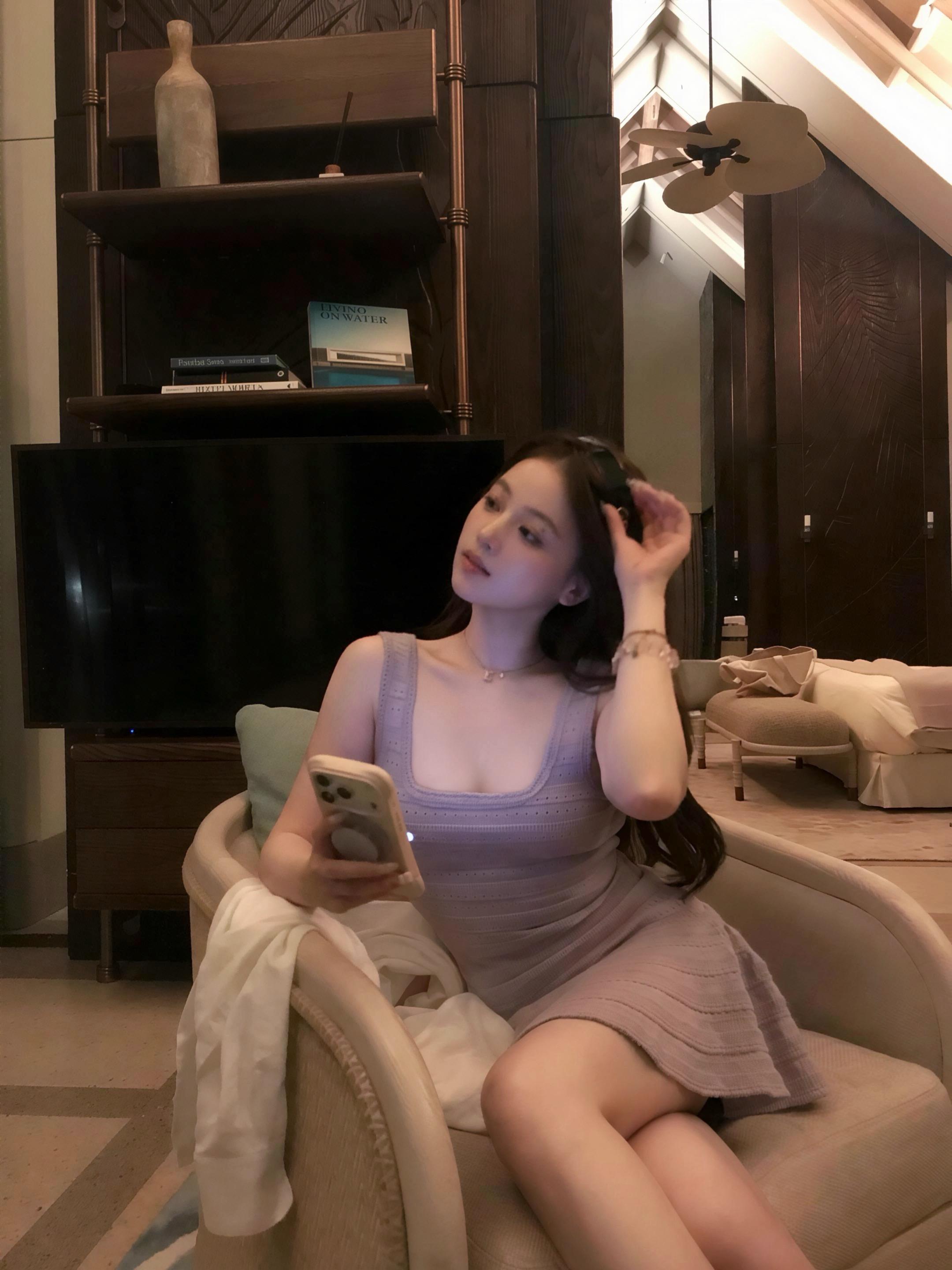 坐在沙发可以kisskiss