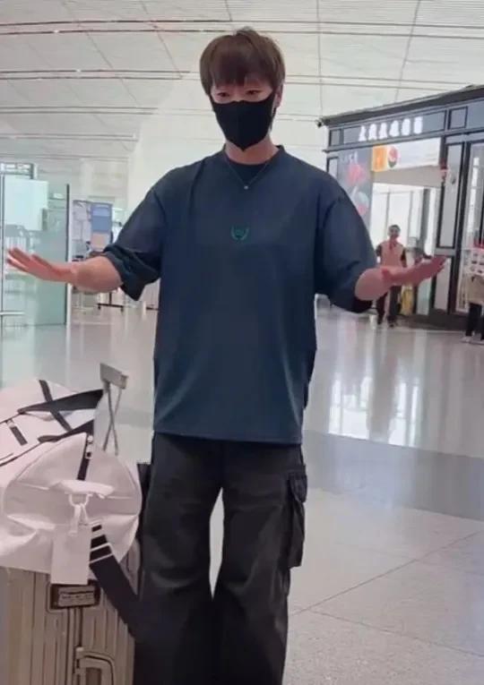 看看王曼昱今天北京出发厦门的这身穿搭有多么的酷炫。巴黎世家的体恤和休闲球鞋。