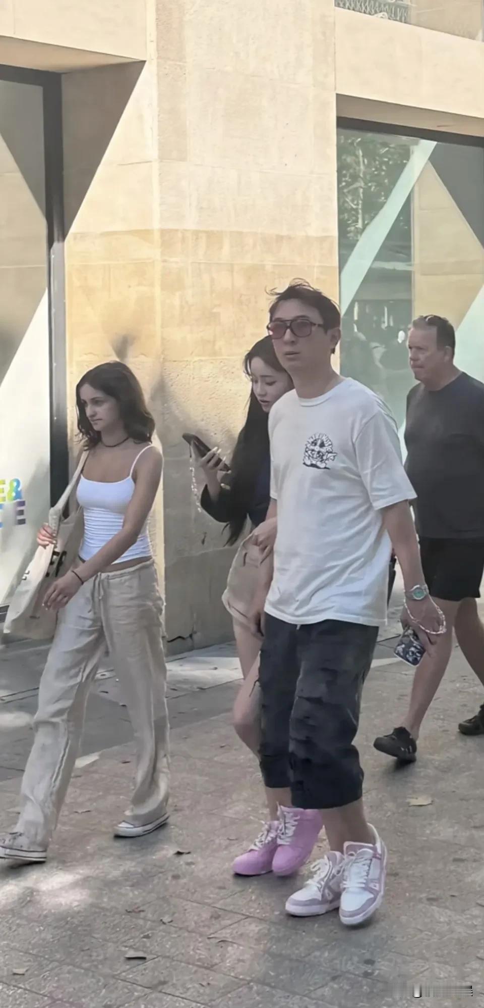 王思聪这个女友的颜值水分有点大呀，生图与她精修图中的样子相差太远了，真的很好