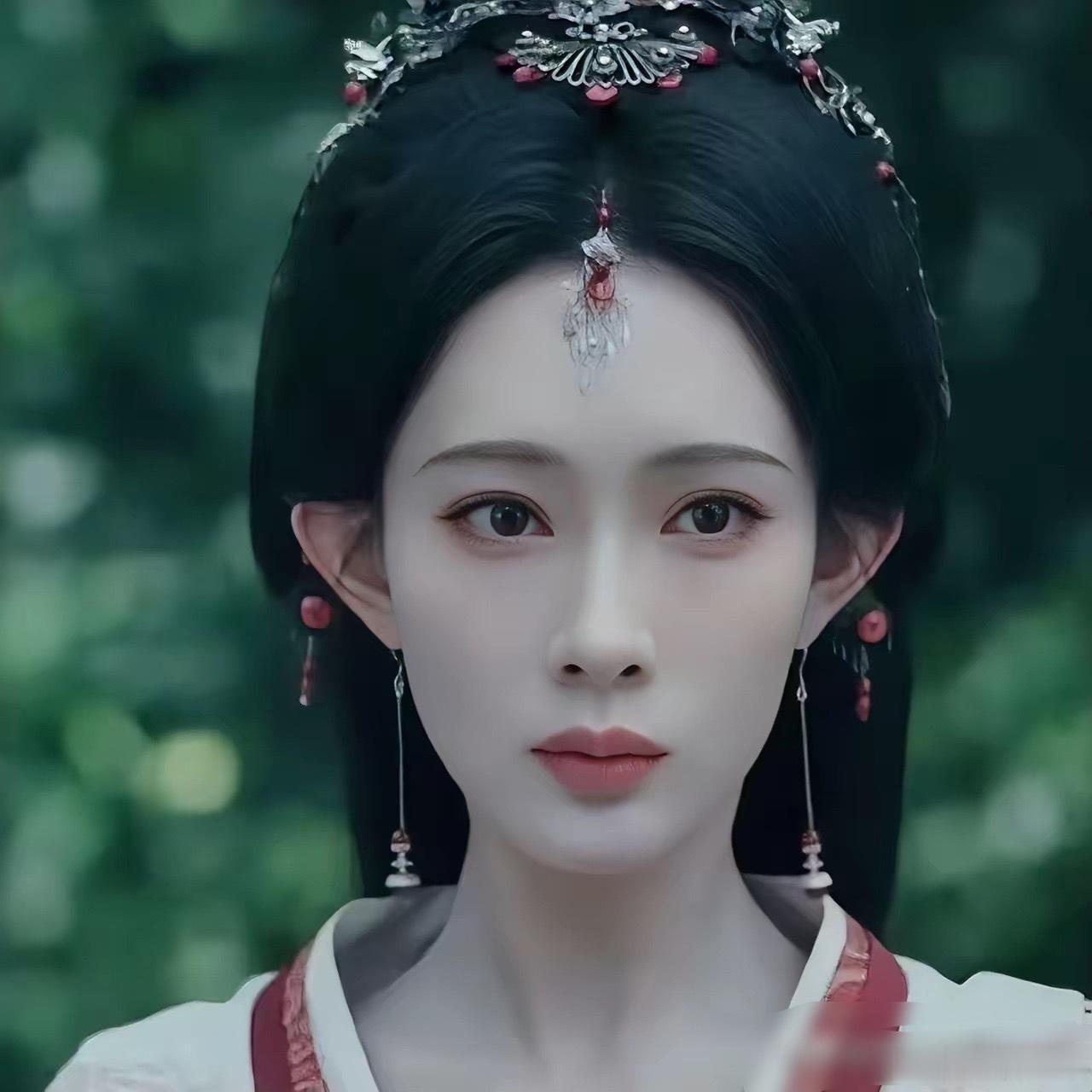 我姐就是化妆师她说孟子义之所以“同质化”，是因为她现实里和古装剧里的妆容一致造成