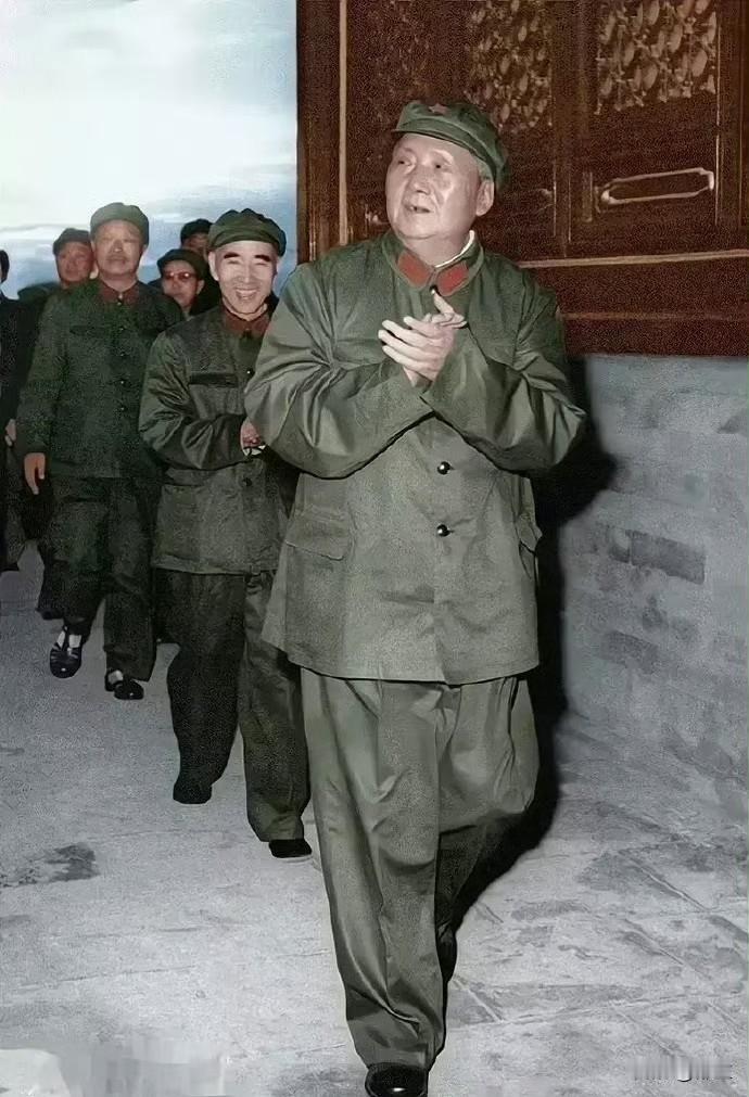 1966年的北京，走上北京城楼的伟大人物毛主席​​，他的身后跟随着一个个，一张