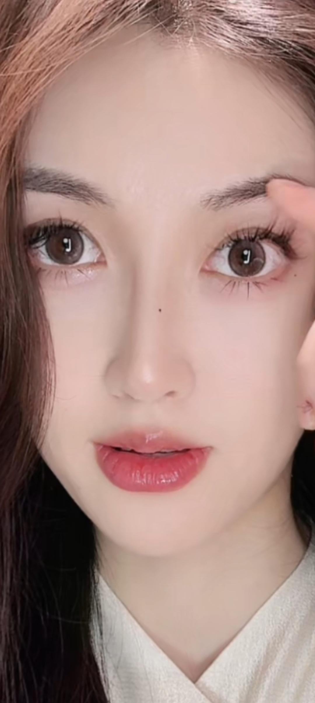 温柔甜美的少女妆容，粉嫩嘴唇和自然眼妆，完美展现自然美！💄👩‍❤️‍💋‍?