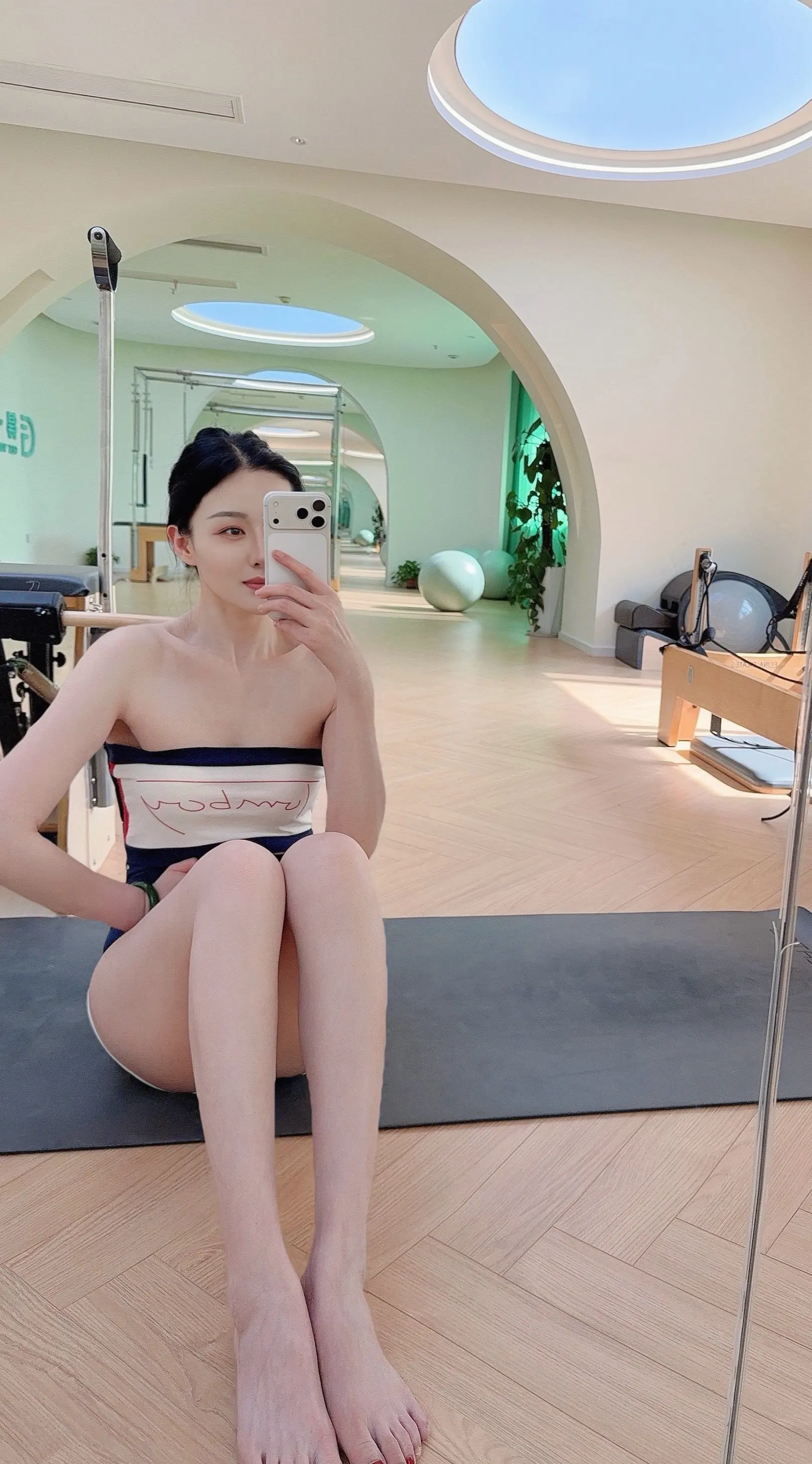 拥有极致的身材，凹凸有致的腰臀站着迷人，躺着醉人，看着诱人。